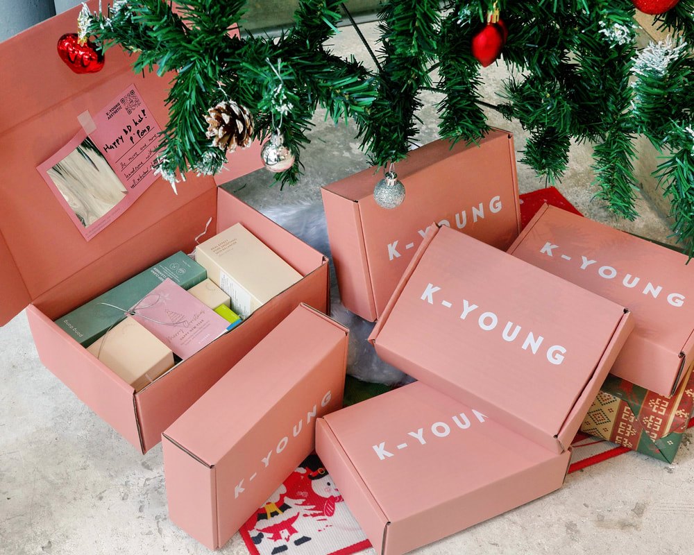 กล่องของขวัญสีชมพูซิกเนเจอร์ K YOUNG — เซ็ตสกินแคร์เกาหลีพร้อมการ์ดอวยพร